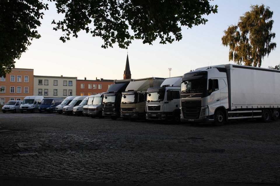 4 LKW sowie mehrere Transporter